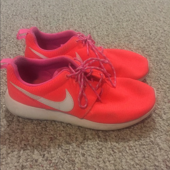 Nike Women's Roshe Sneakers - Picture 3 of 7
